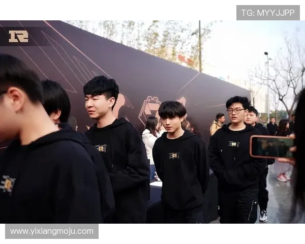 RNG战队配合引发热议球迷对战术执行和默契度展开激烈讨论